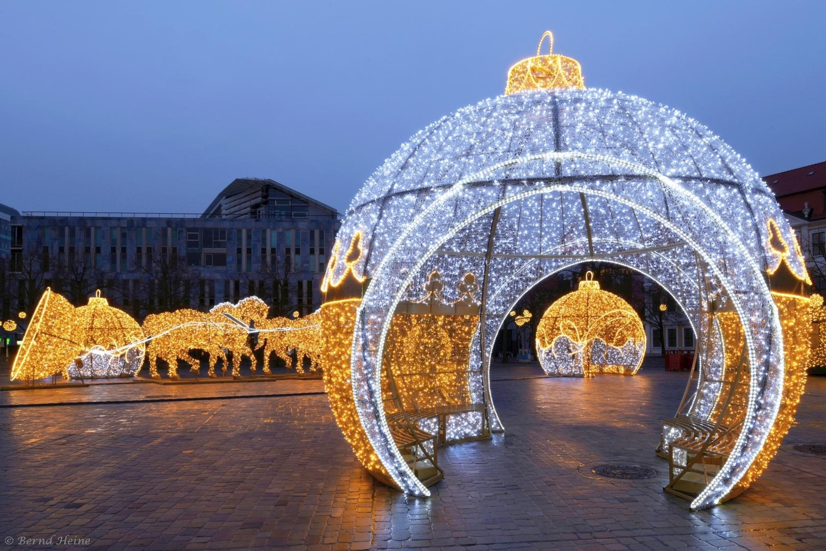 "Leuchtende Weihnachtskugeln" Foto & Bild europa, blaue stunde