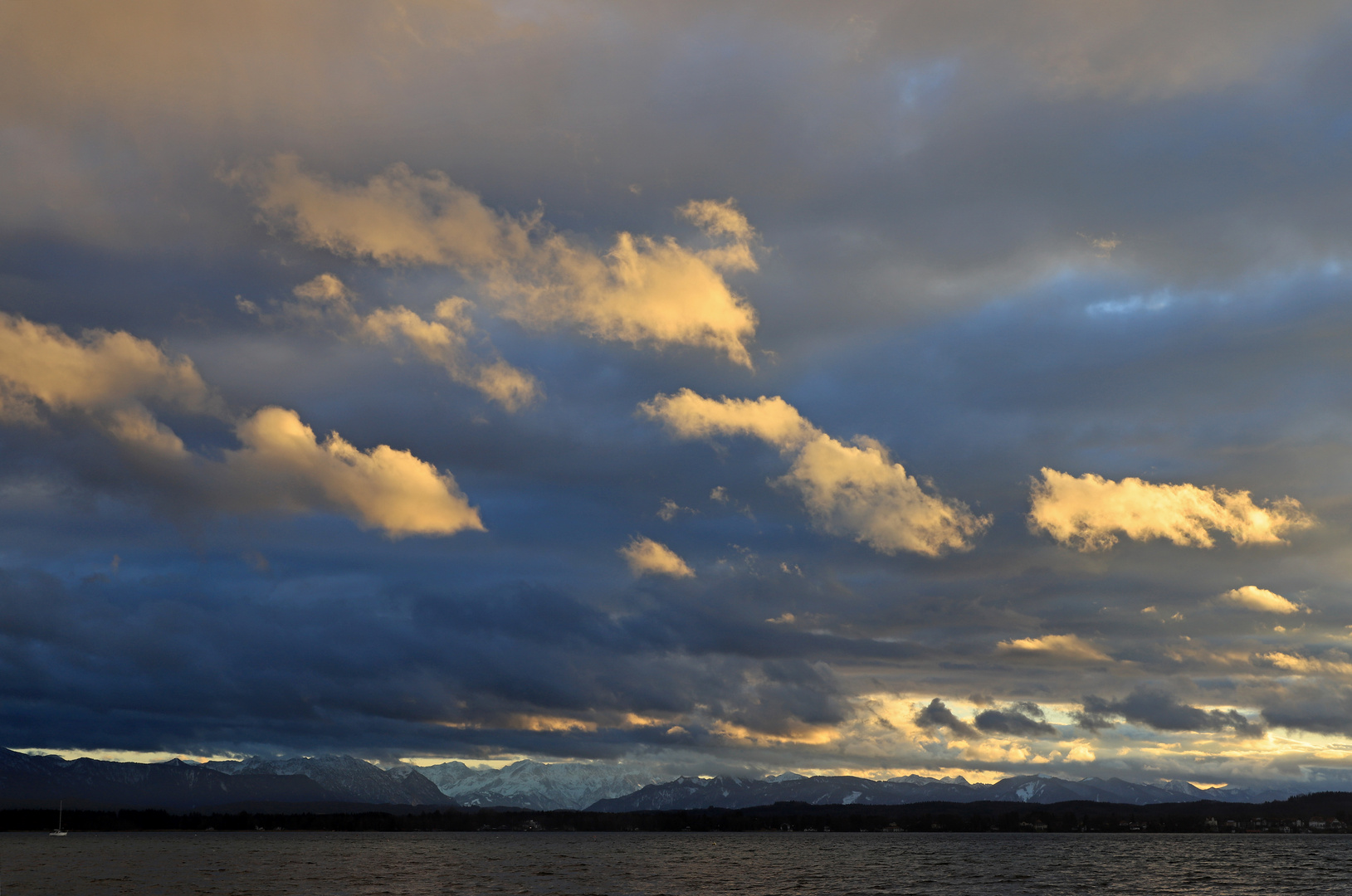 Leuchtende Wolken