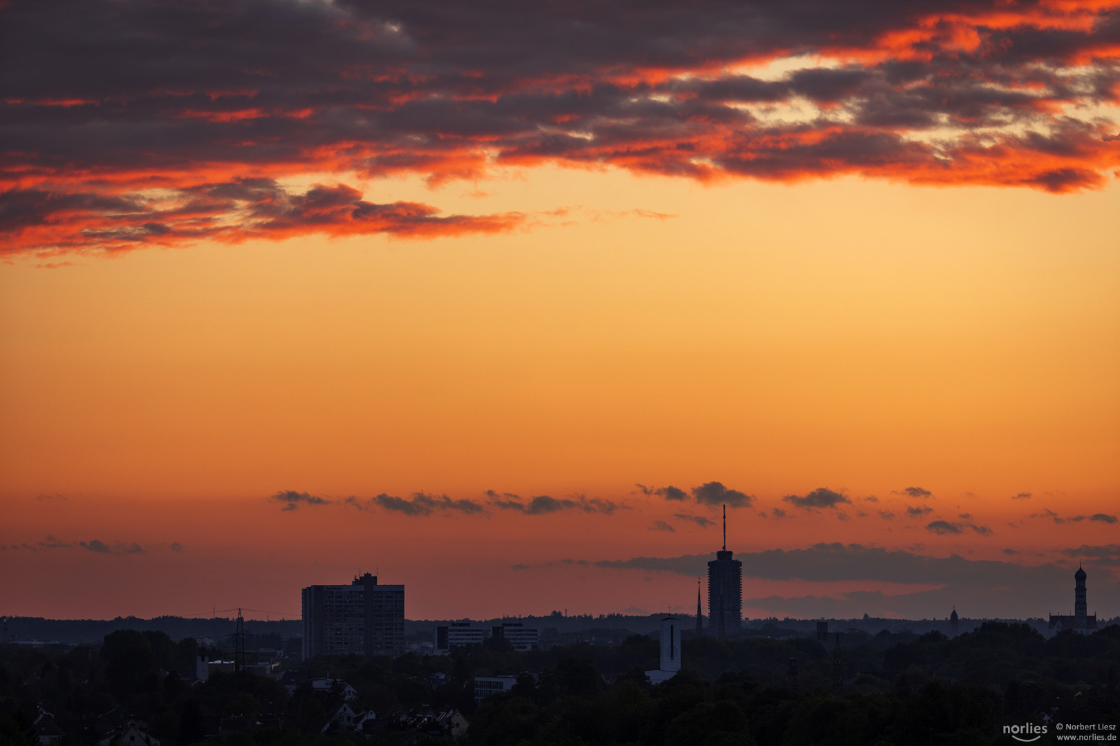 Leuchtende Wolken über Augsburg