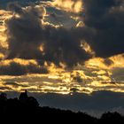 Leuchtende Wolken über der Kapelle