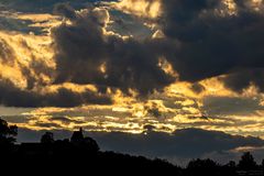 Leuchtende Wolken über der Kapelle