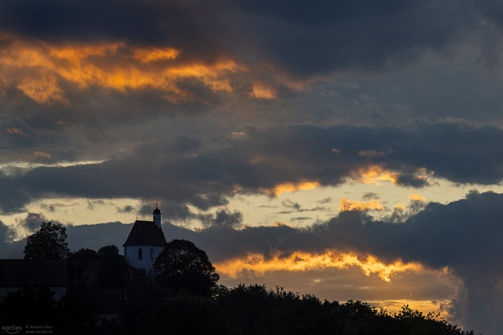 Leuchtende Wolken über St. Margaretha