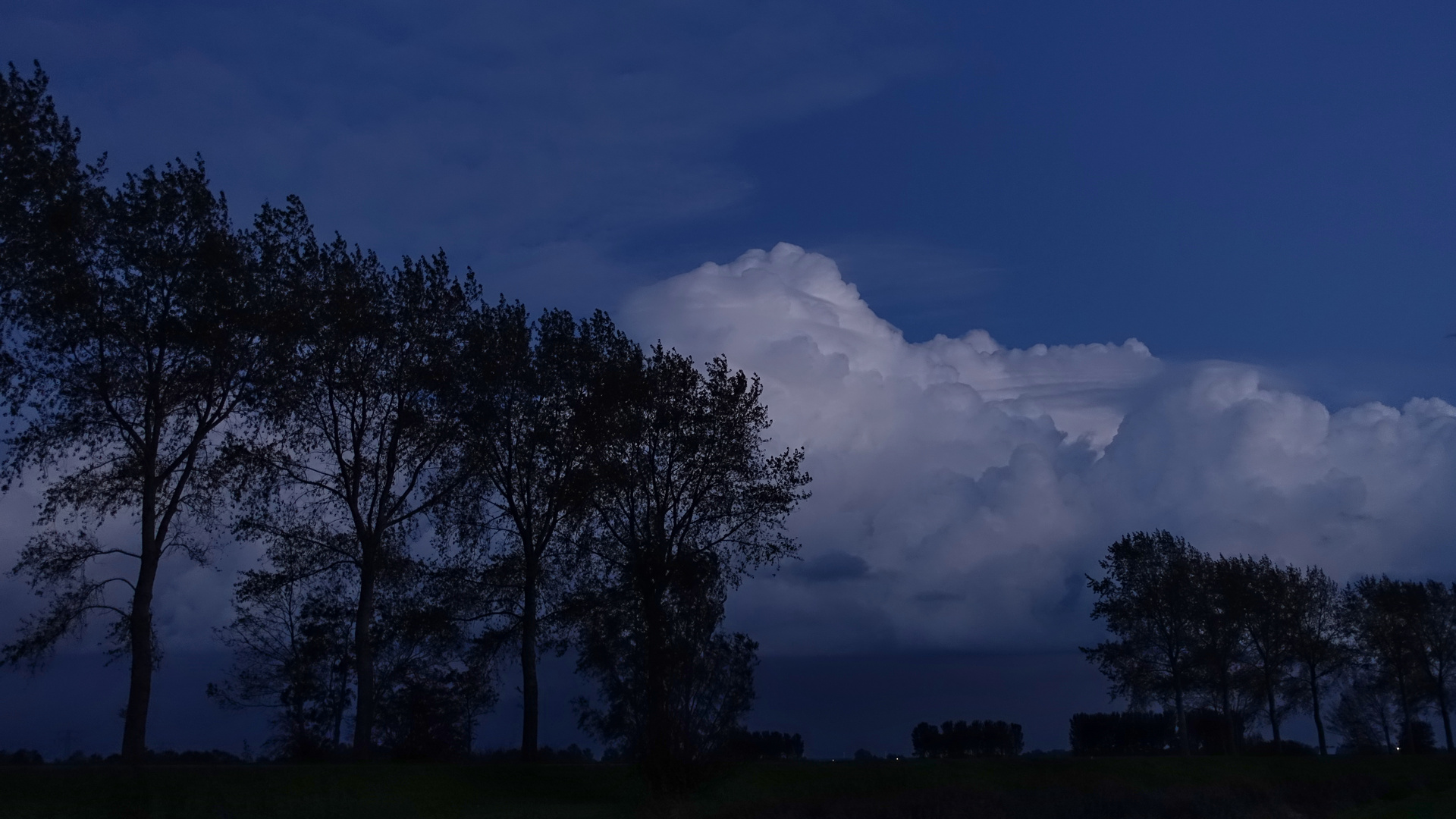 Leuchtende Wolken zur blauen Stunde