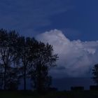 Leuchtende Wolken zur blauen Stunde