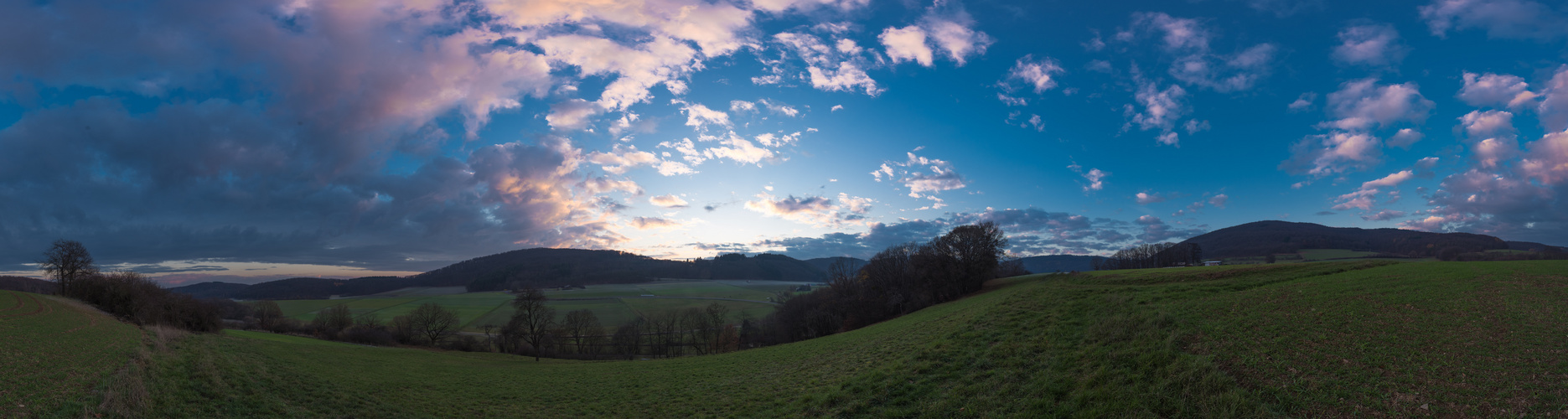 Leuchtender Abendhimmel