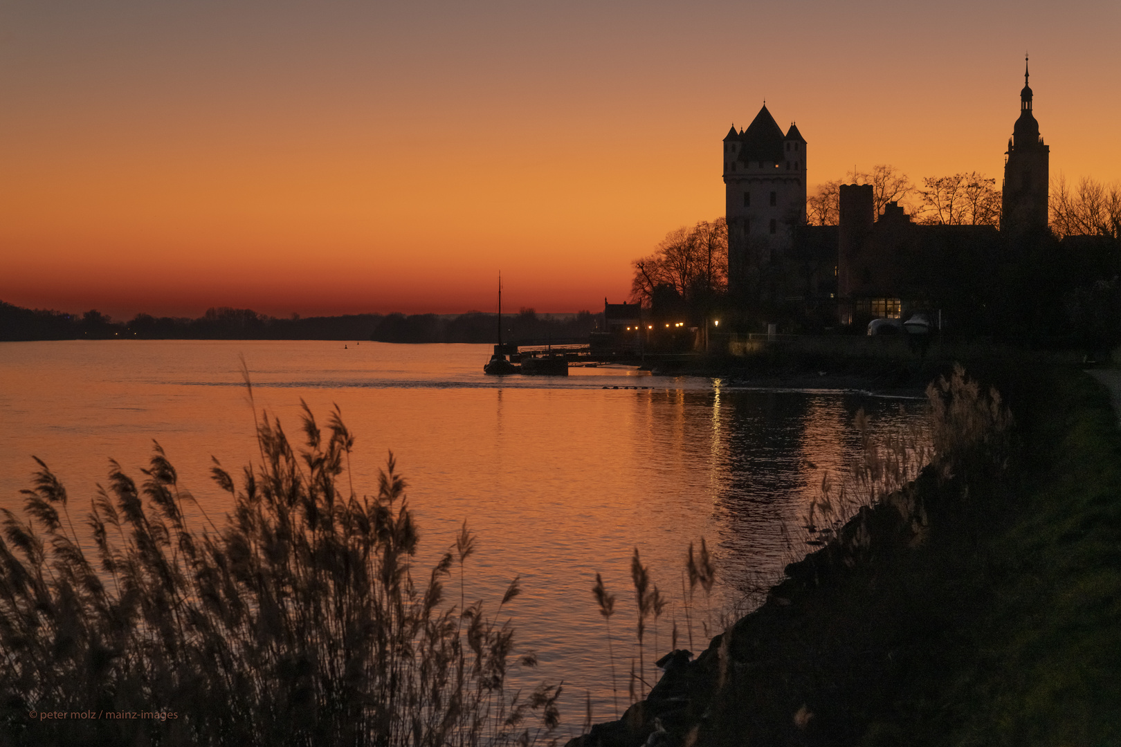 Leuchtender Abendhimmel über dem Rhein bei Eltville