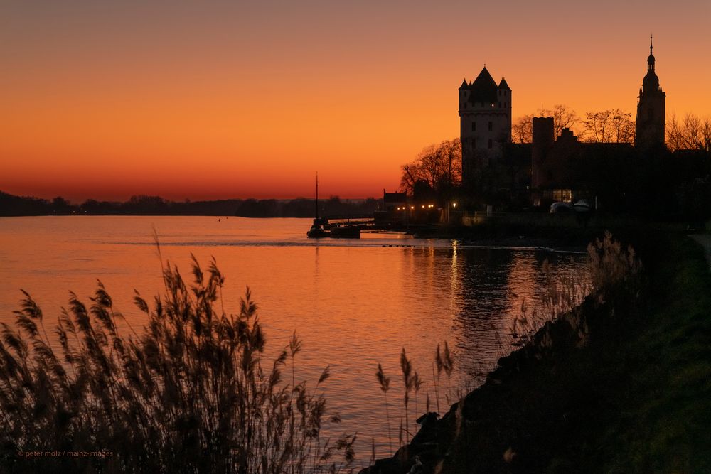 Leuchtender Abendhimmel über dem Rhein bei Eltville