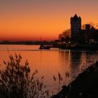 Leuchtender Abendhimmel über dem Rhein bei Eltville