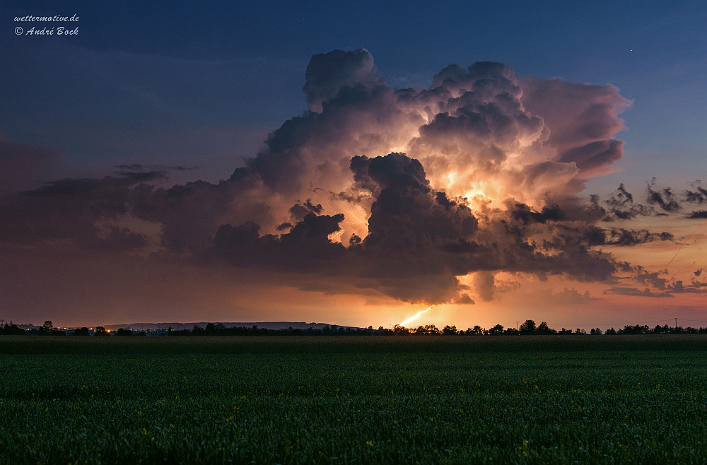 leuchtender Cumulonimbus