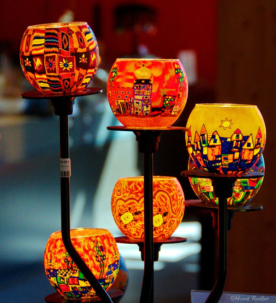 Leuchtender Kerzenständer in der Glasmanufaktur
