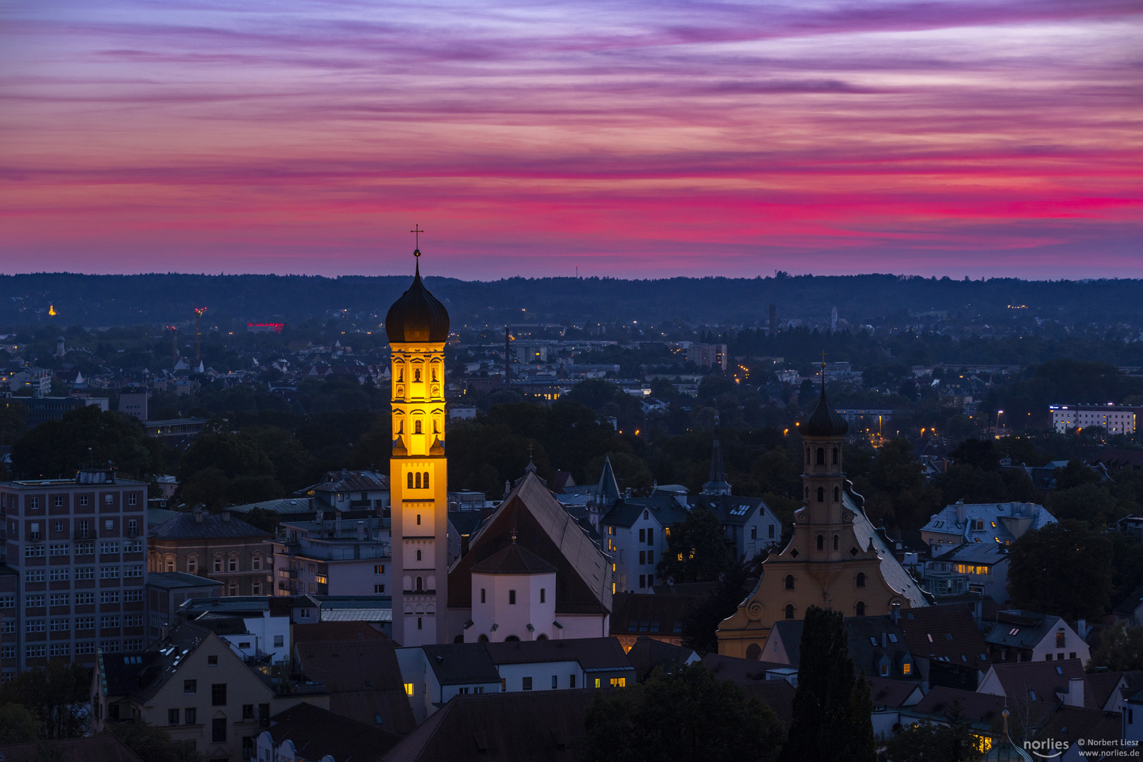 Leuchtender Kirchturm