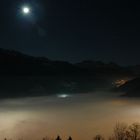 Leuchtender Nebel im Tal mit Mond