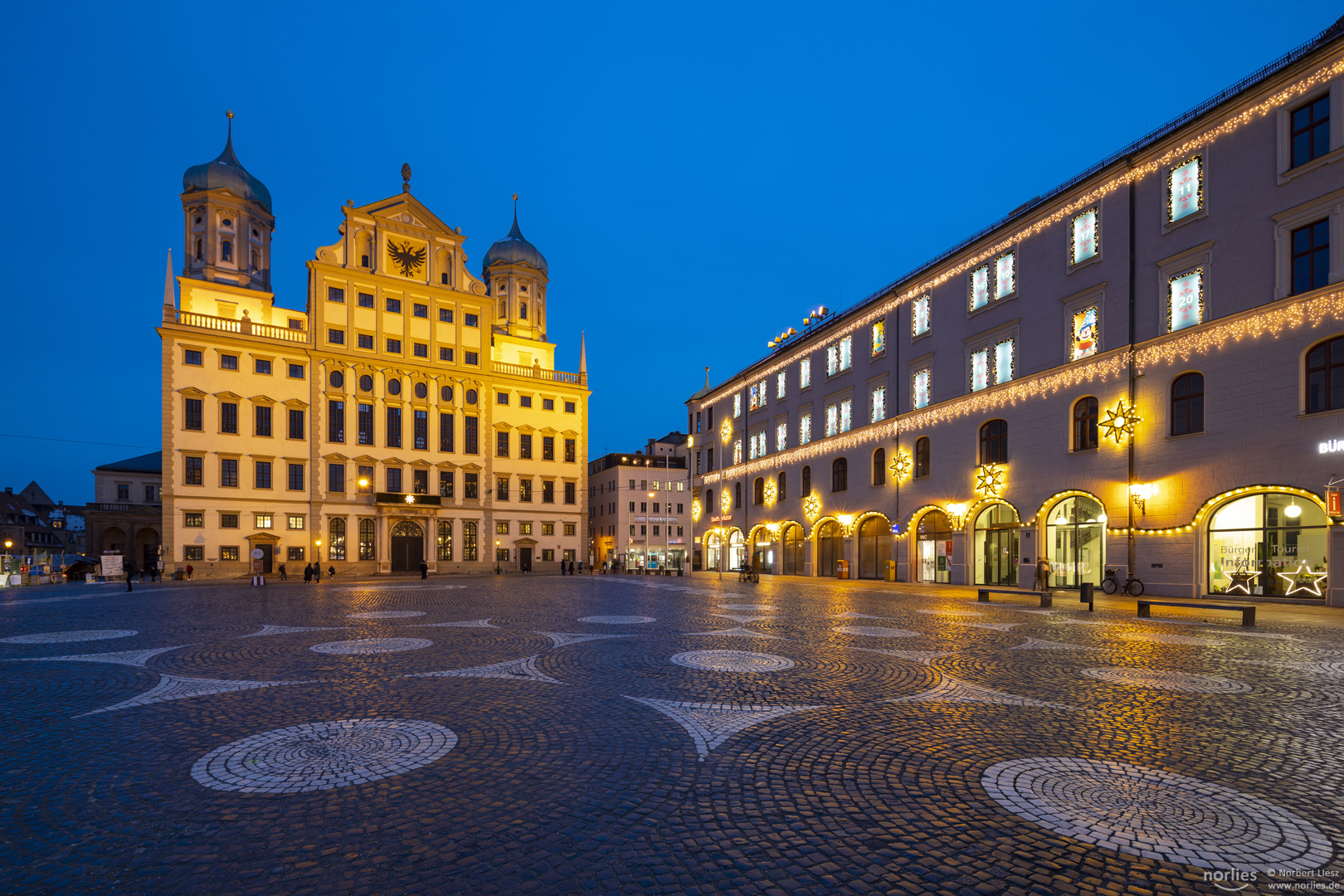 Leuchtender Rathausplatz Augsburg