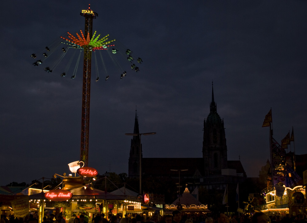 Leuchtender Wiesn-Hingucker am Abend