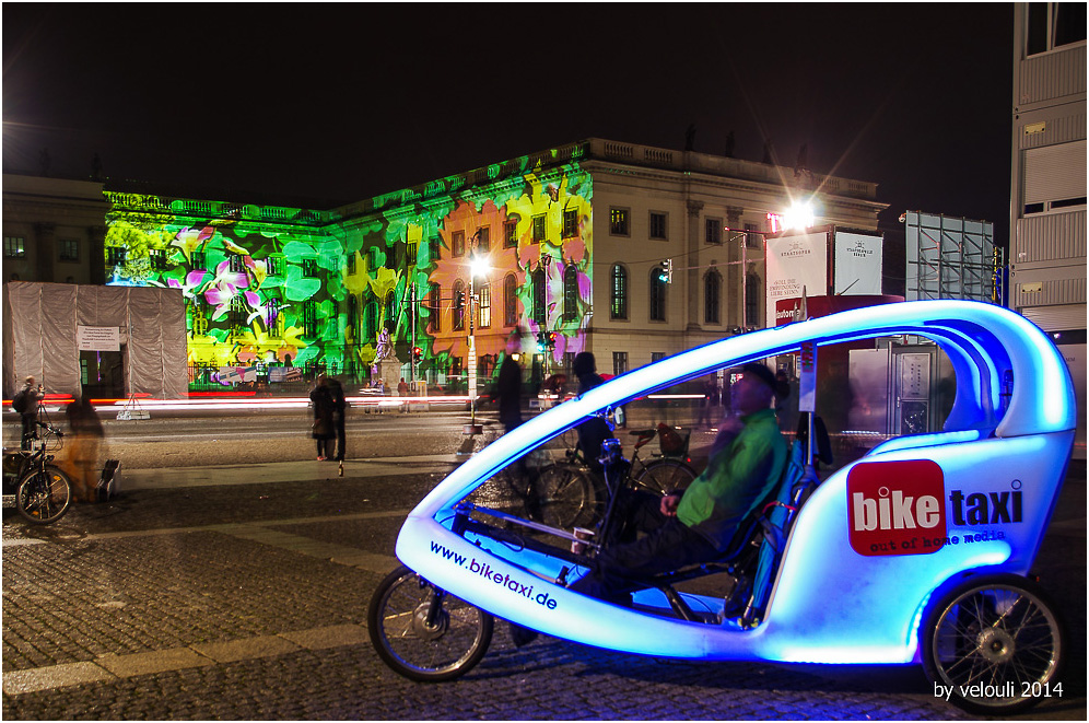 Leuchtendes Biketaxi zu gegebenem Anlaß