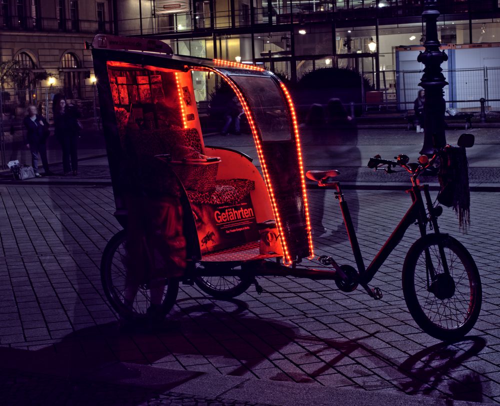 Leuchtendes Fahrradtaxi