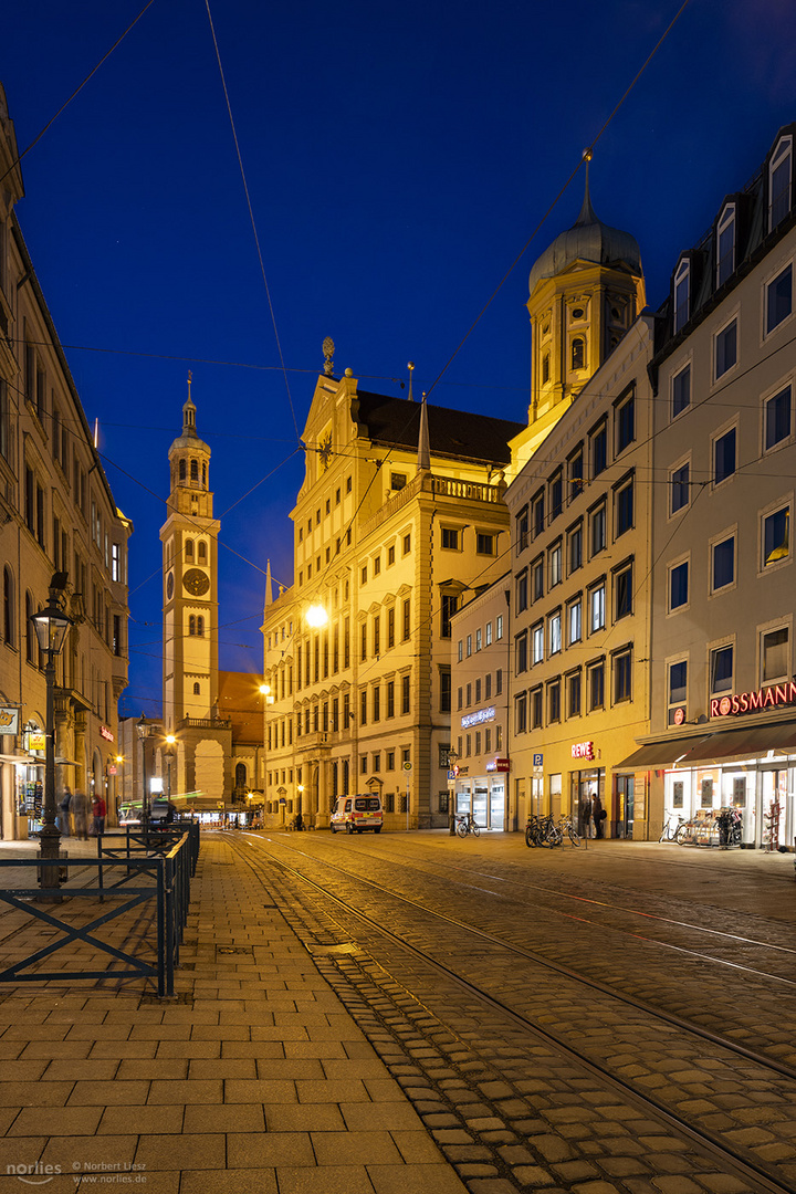 Leuchtendes Rathaus Augsburg mit Perlachturm