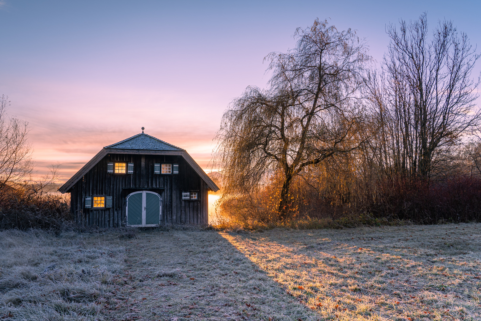 Leuchtendes Seehaus