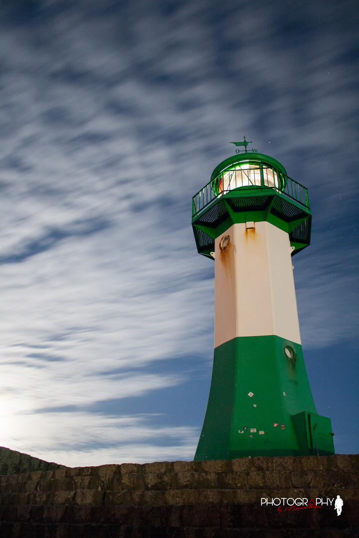 Leuchtfeuer in Sassnitz mit Wolken