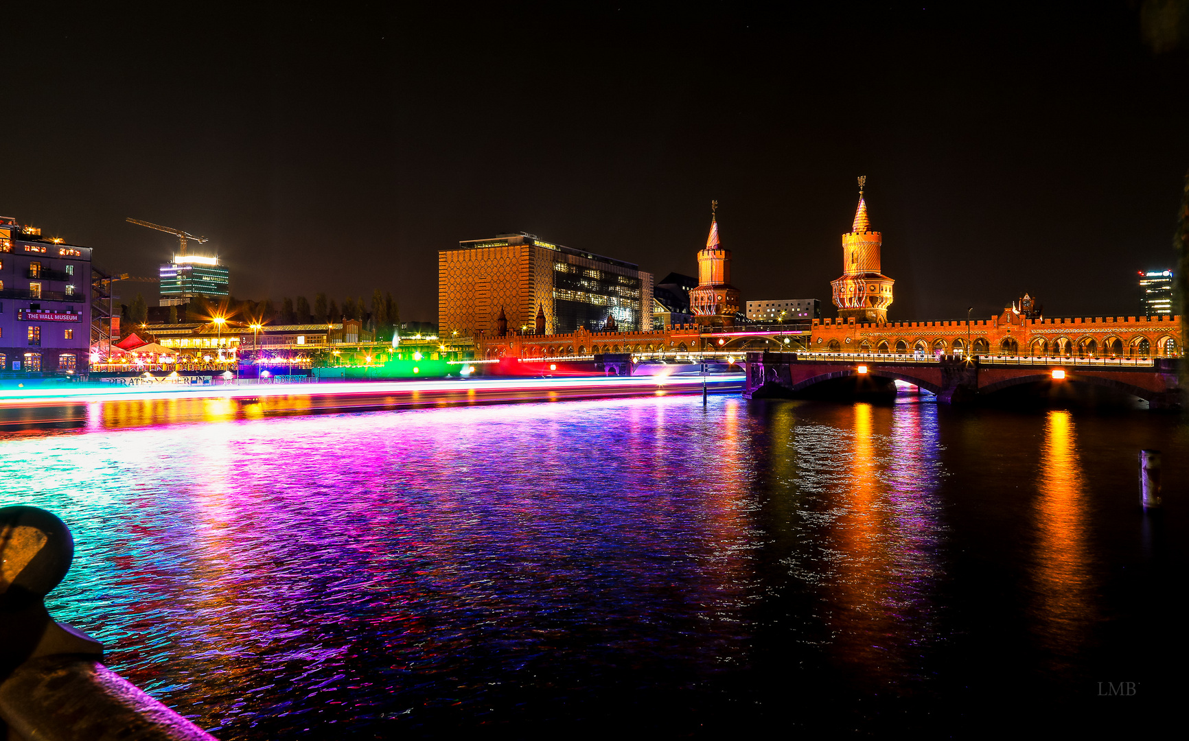 Leuchtschiff und Stadtbrücke