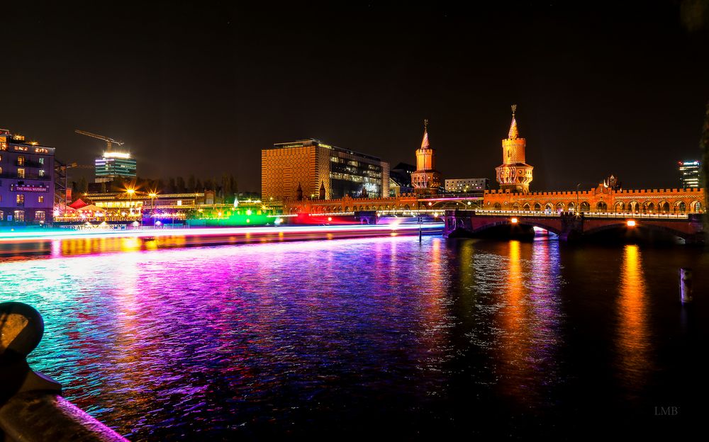 Leuchtschiff und Stadtbrücke