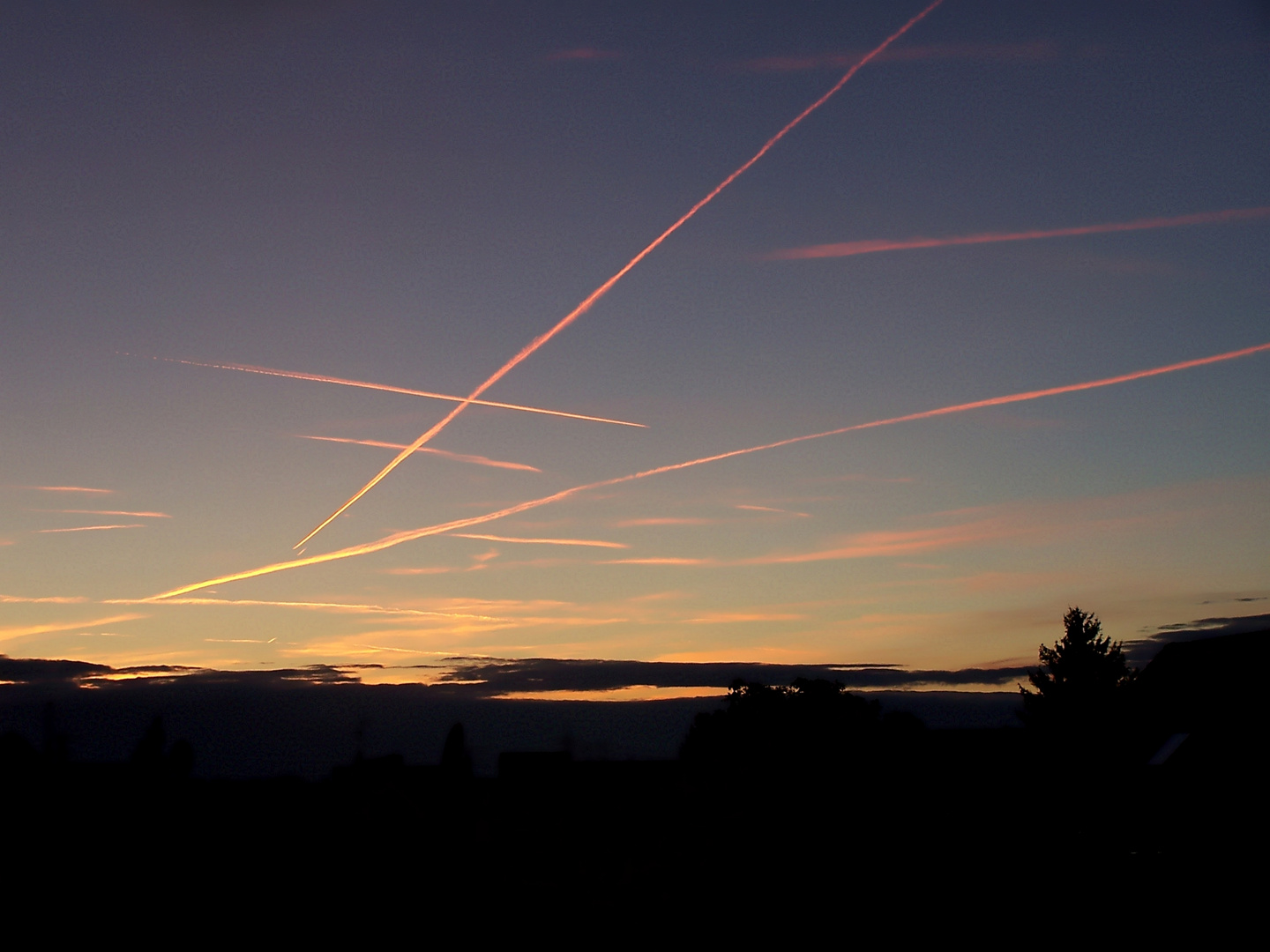 Leuchtspuren am Himmel