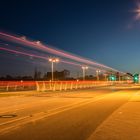 Leuchtspuren auf einer Schleibrücke