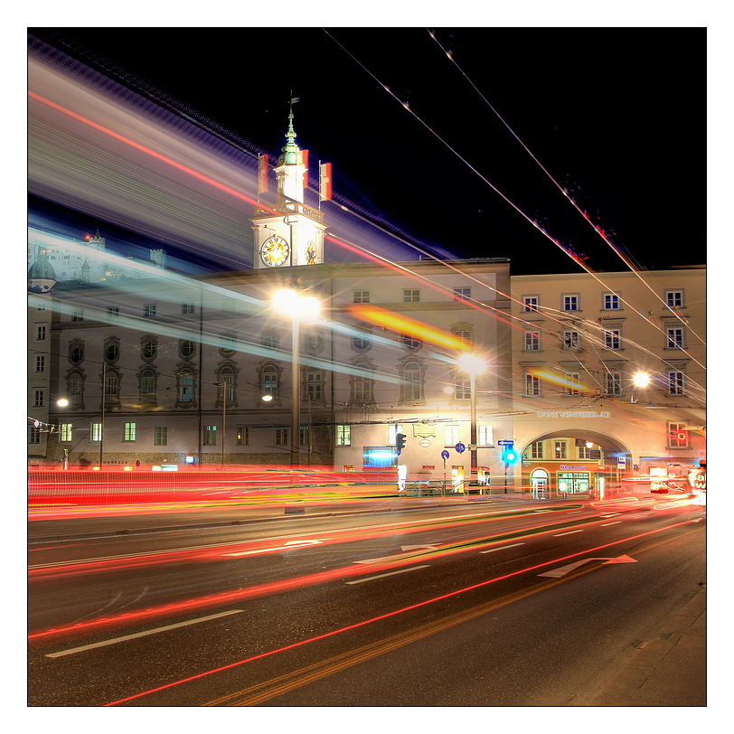 Leuchtspuren in der Nacht