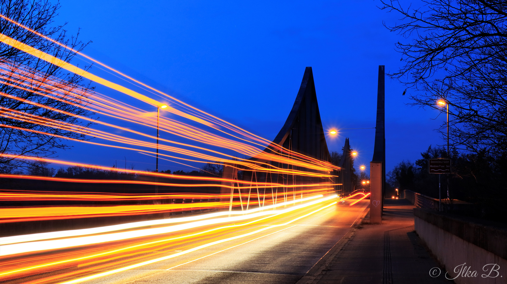 Leuchtspuren in der Nacht Foto & Bild streetfotografie ohne menschen