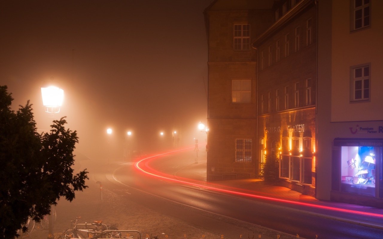 Leuchtstreifen im Nebel