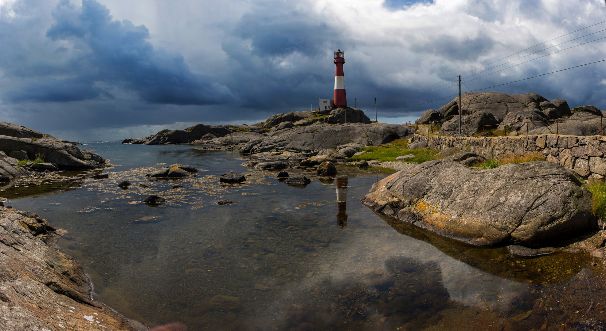 Leuchttum Norwegen vor dem Regen