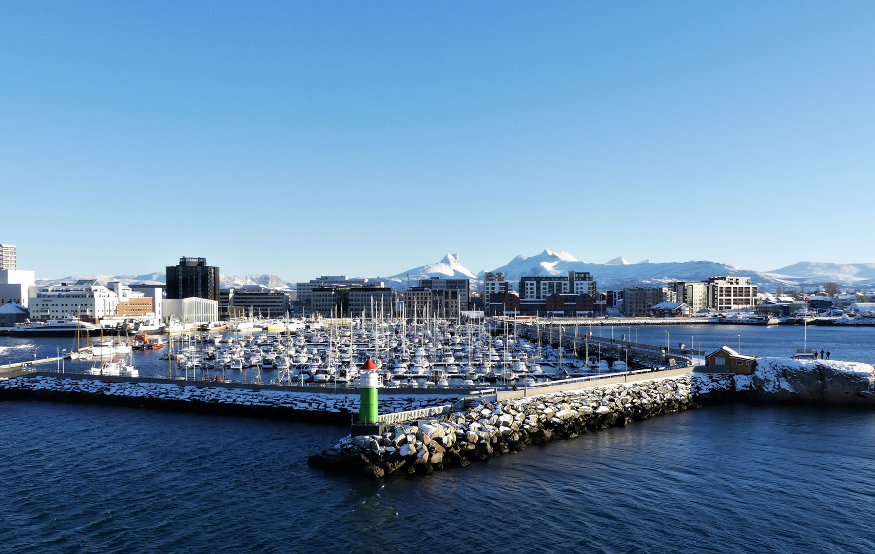  Leuchtturm am Hafen Bodö