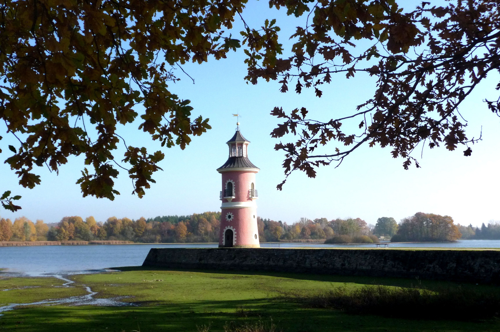 Leuchtturm am Teich