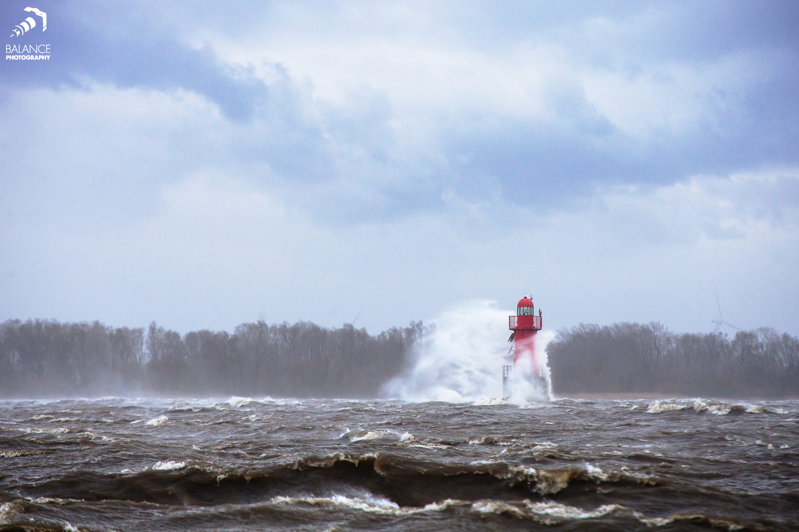 Leuchtturm auf der Elbe während des Orkan Niklas