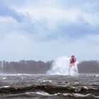 Leuchtturm auf der Elbe während des Orkan Niklas