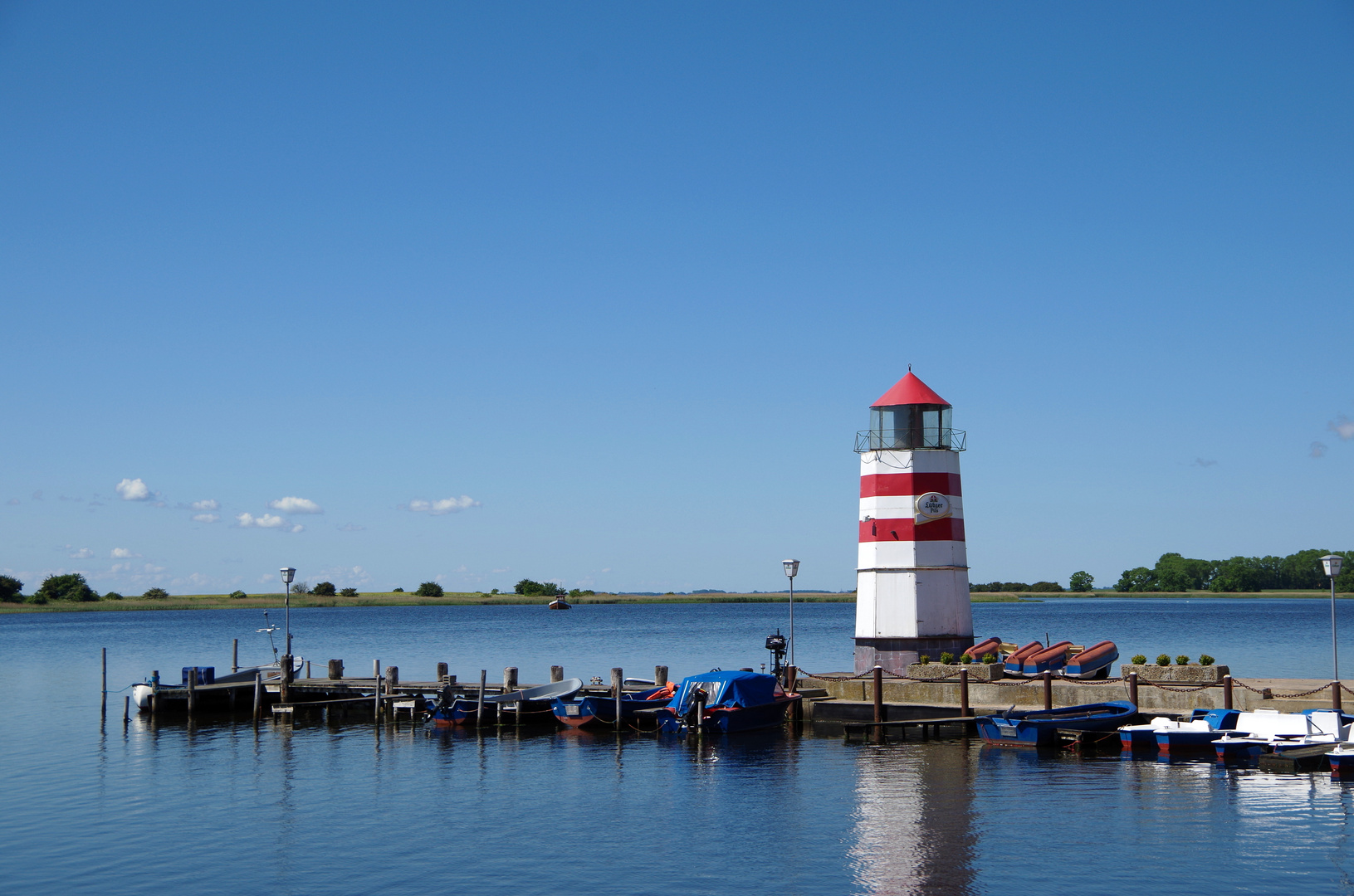 Leuchtturm-auf-der-Insel-Ummanz  