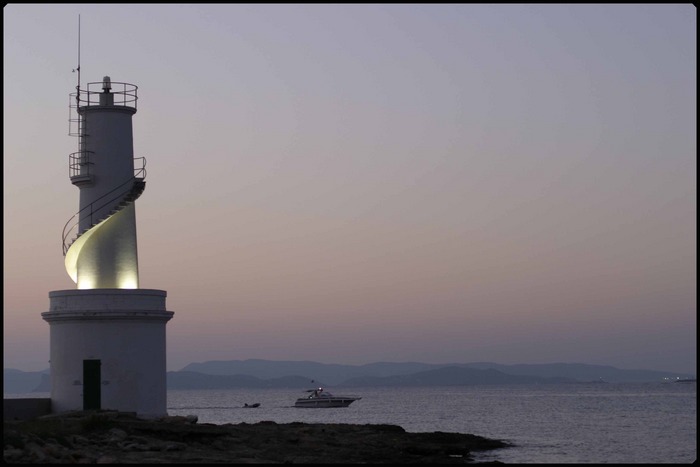 Leuchtturm auf Formenterra - Im Hintergrund Ibiza.