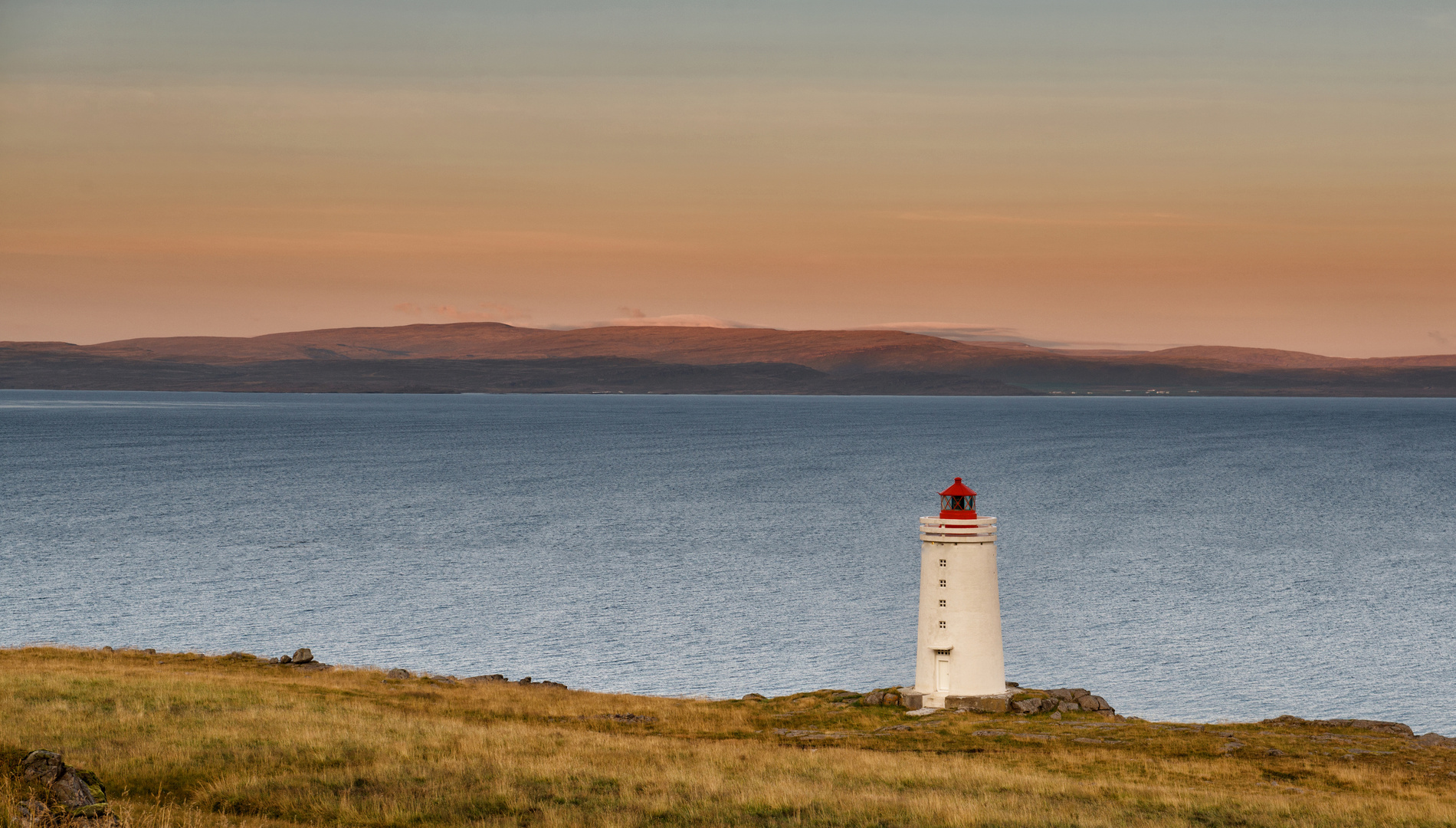 Leuchtturm auf Vatnsnes am frühen Morgen