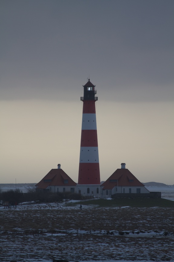 Leuchtturm bei Abenddämmerung