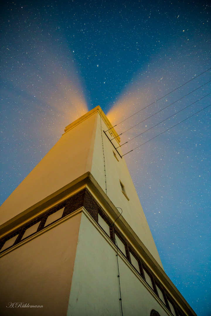 Leuchtturm bei heller Nacht