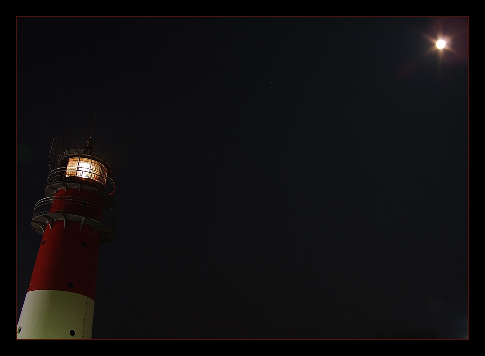 Leuchtturm bei Mondlicht