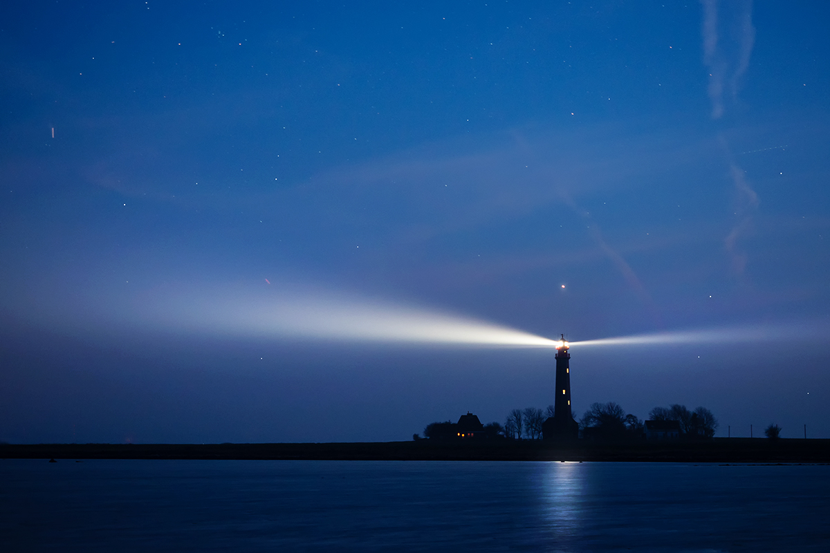 Leuchtturm bei Nacht