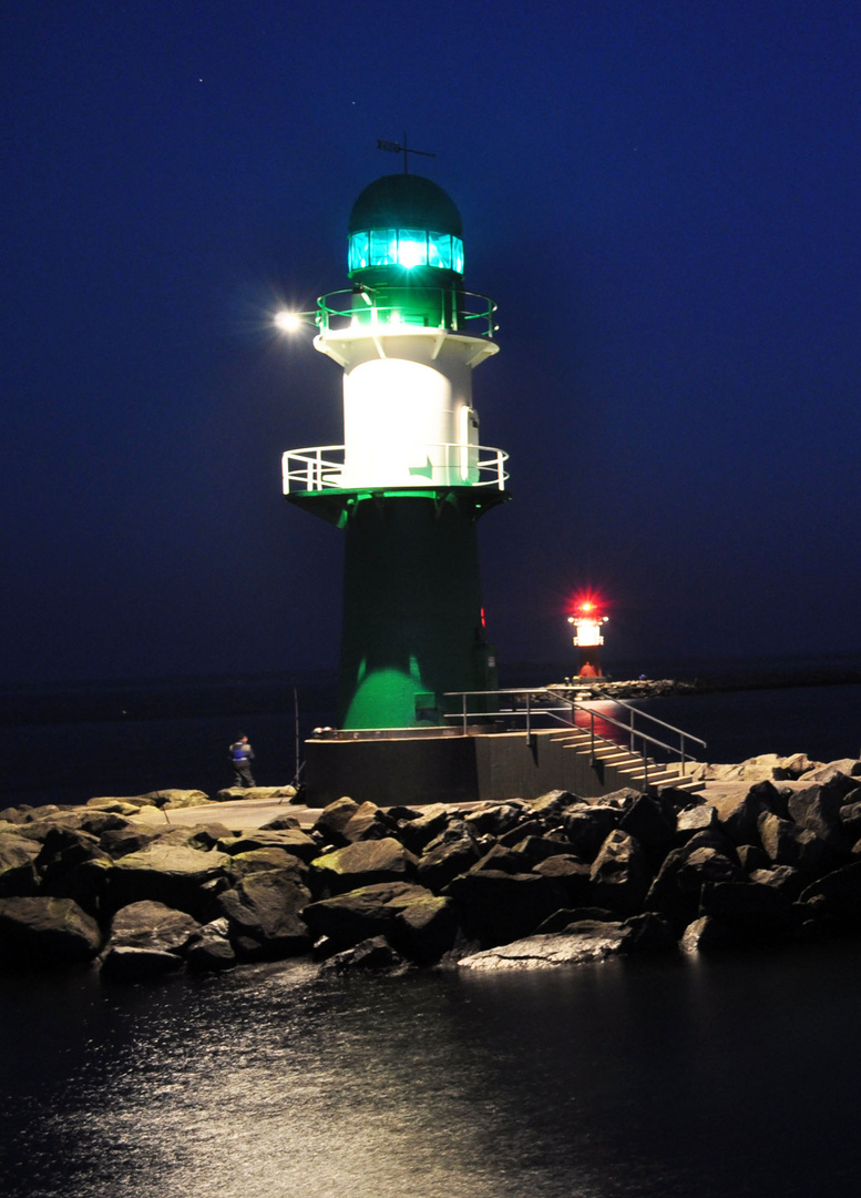 Leuchtturm bei Nacht auf der Mole in Warnemünde