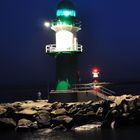 Leuchtturm bei Nacht auf der Mole in Warnemünde