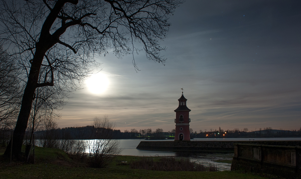 Leuchtturm beleuchtet. Vom Mond.