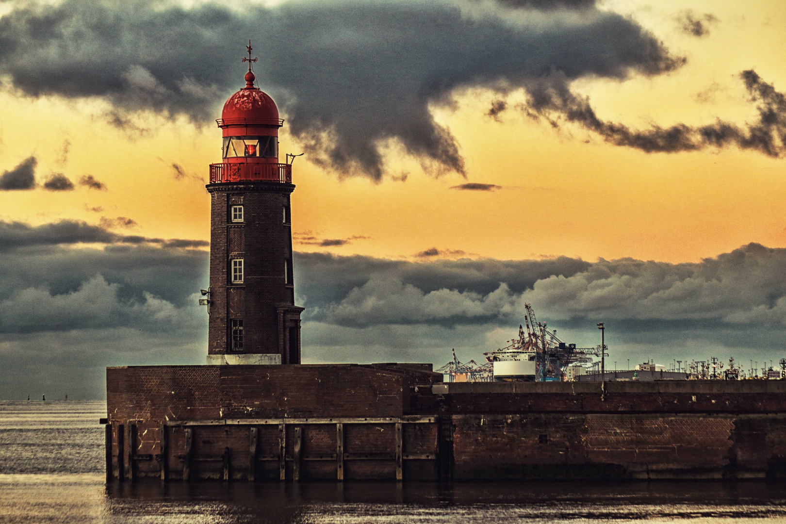 Leuchtturm Bremerhaven mit Hafen im Hintergrund a