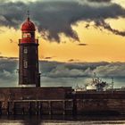 Leuchtturm Bremerhaven mit Hafen im Hintergrund a