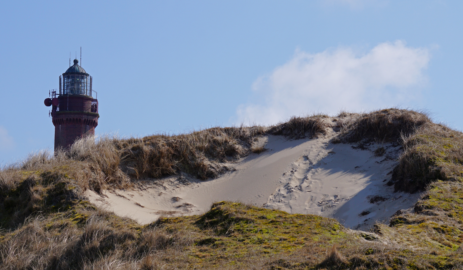 Leuchtturm hinter den Dünen 2