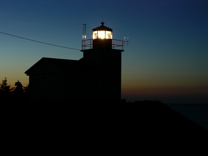 Leuchtturm im ersten Licht