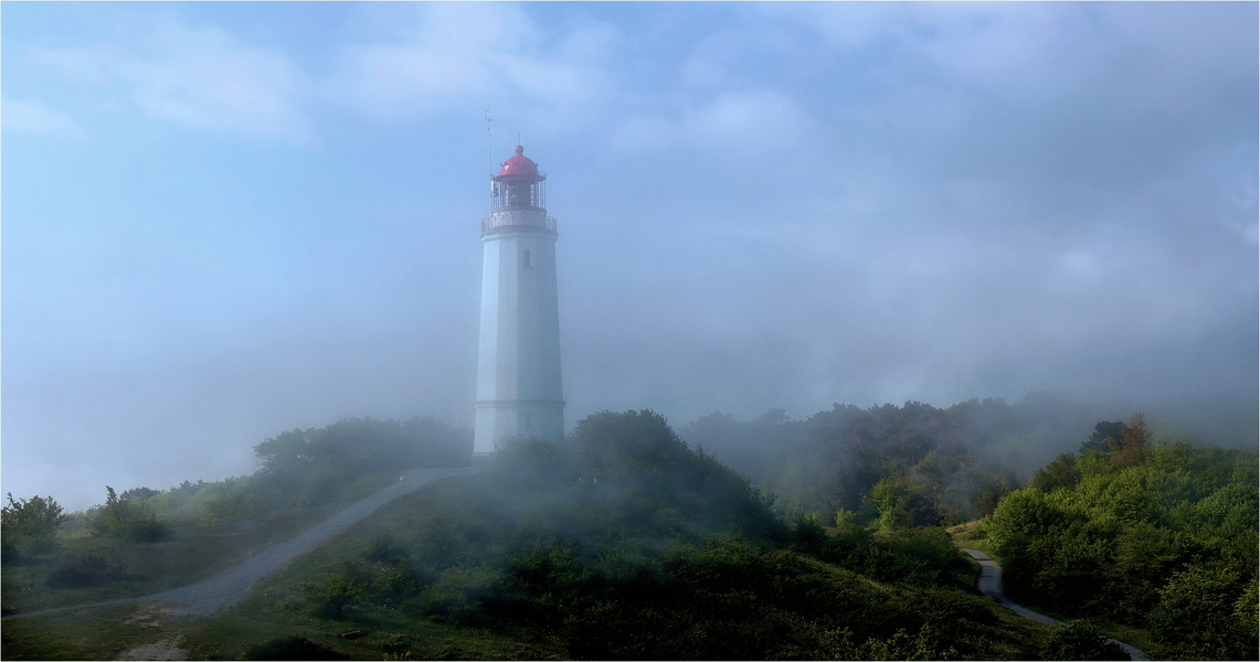 LEUCHTTURM IM NEBEL